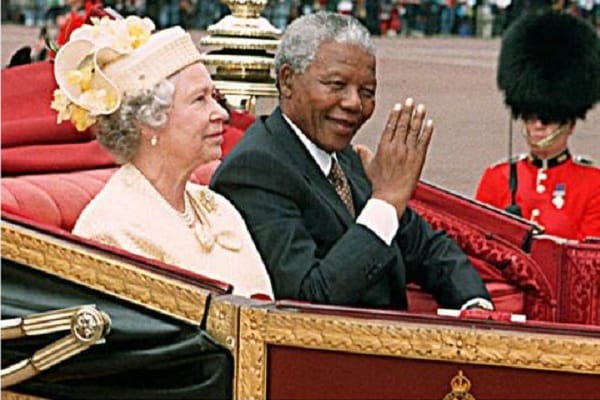 Juli 1996: Die Königin von England fährt mit Nelson Mandela in einer Kutsche durch London.
