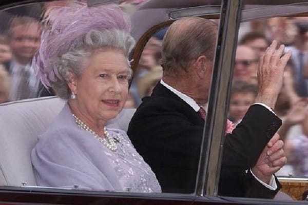 Juni 1999: Die Queen und Prinz Philip sind auf dem Weg zur Hochzeit ihres jüngsten Sohnes, Prinz Edward.