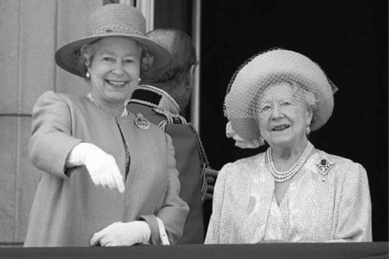 Juni 1996: Die Königin von England und ihre Mutter schauen sich die "Trooping the Colour"-Parade vom Balkon des Buckingham-Palastes aus an.