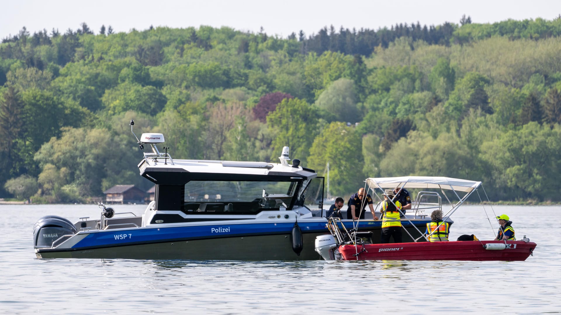 Suchaktion mit Sonargerät: Auf dem Ammersee war ein Boot verunglückt.