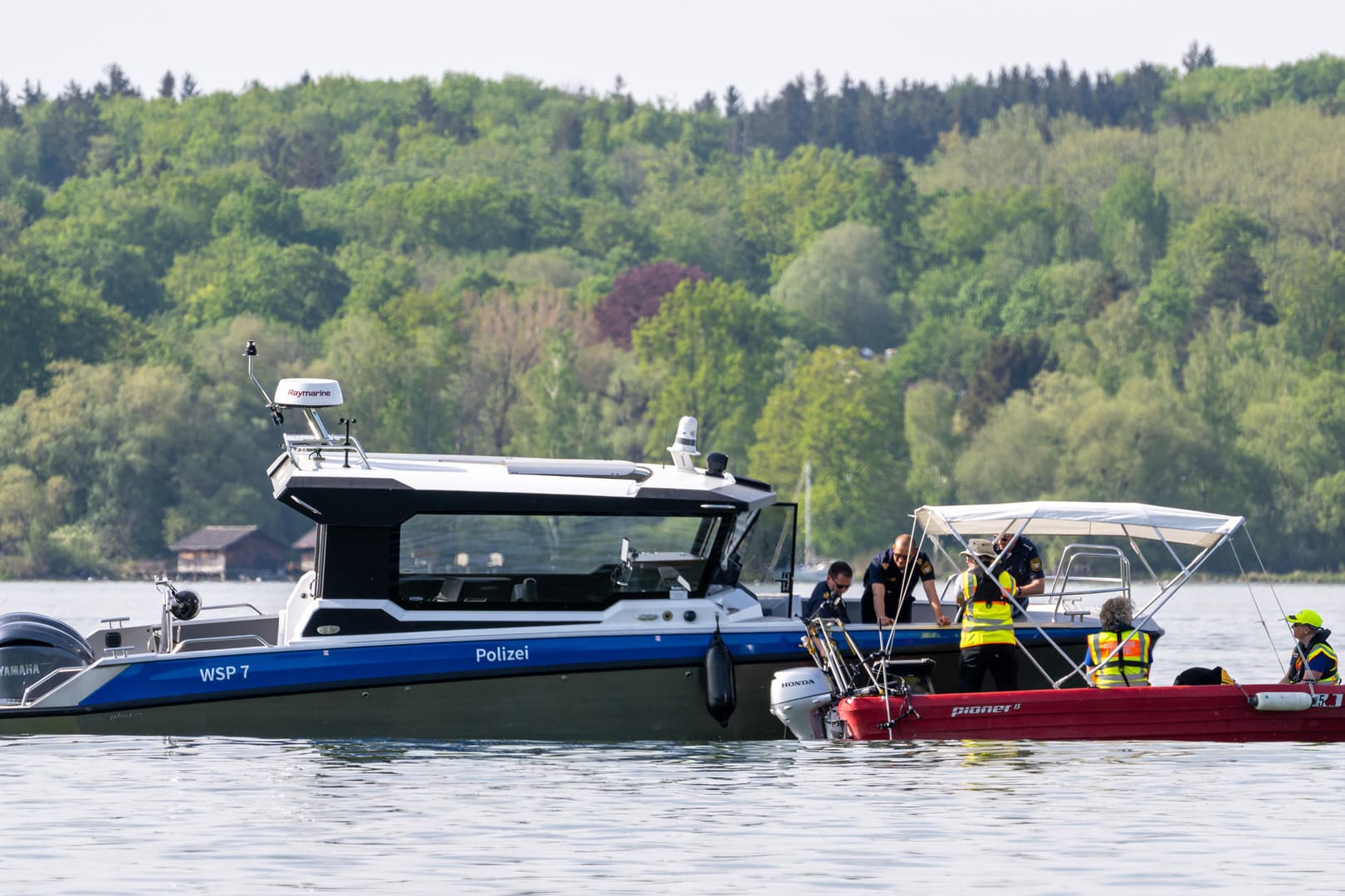 Suchaktion mit Sonargerät: Auf dem Ammersee war ein Boot verunglückt.
