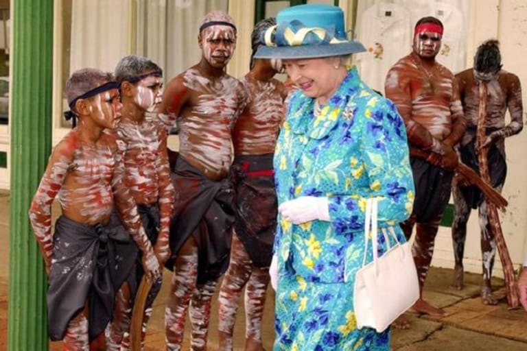 März 2000: Die Queen bei einem Australienbesuch im Musterlook.