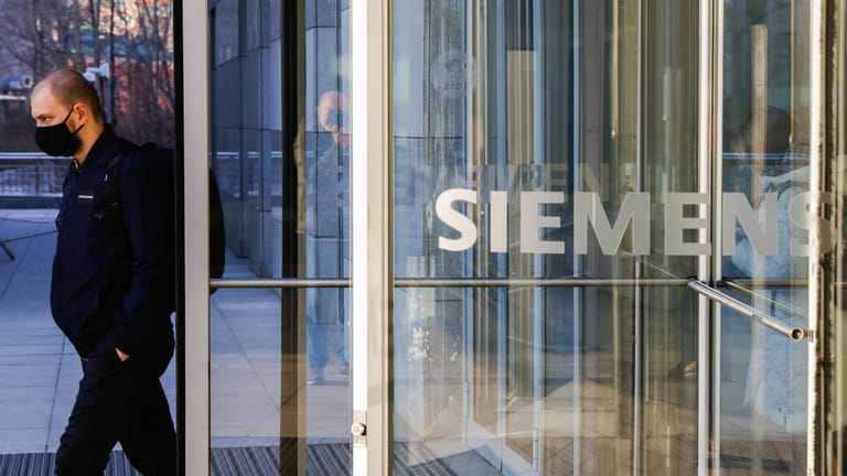Ein Mann verlässt das Siemens-Büro in Moskau (Symbolbild): Der Konzern zieht sich aus Russland zurück.