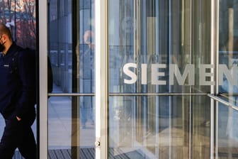 Ein Mann verlässt das Siemens-Büro in Moskau (Symbolbild): Der Konzern zieht sich aus Russland zurück.