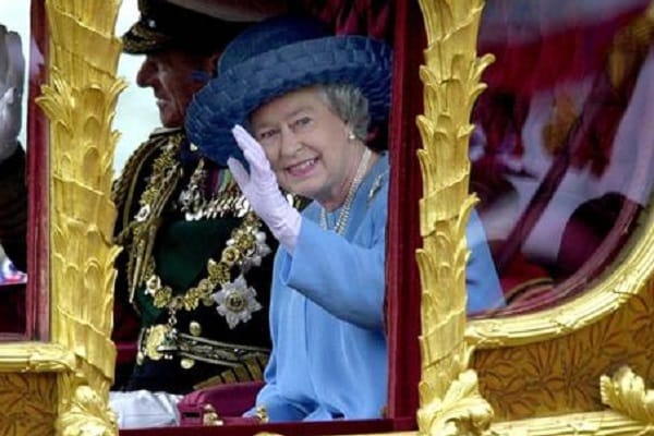 Juni 2002: Die Queen fährt in der Kutsche zu den Feierlichkeiten ihres Goldenen Thronjubiläums.
