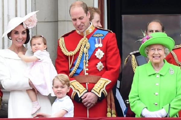 Juni 2016: Queen Elisabeth mit ihrem Enkelsohn Prinz William und dessen Familie bei der "Trooping the Colour"-Parade in knalligem Textmarkergrün.