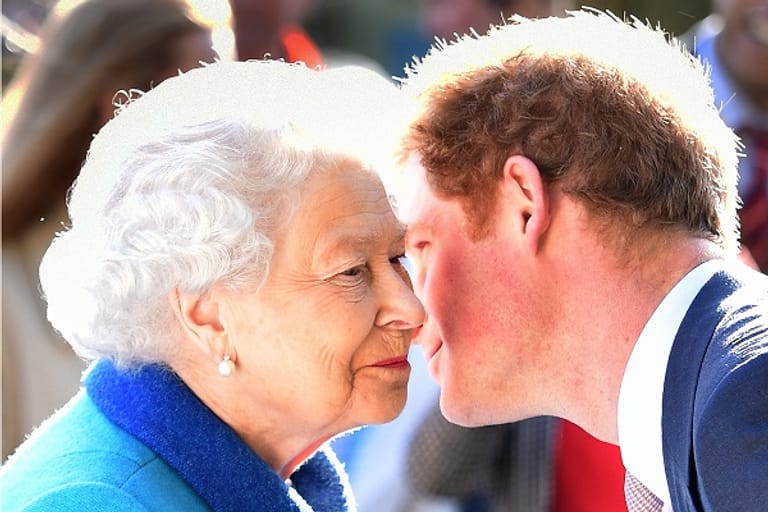 Mai 2015: Queen Elisabeth und ihr Enkel Prinz Harry auf der jährlichen Chelsea Blumen Show in London.