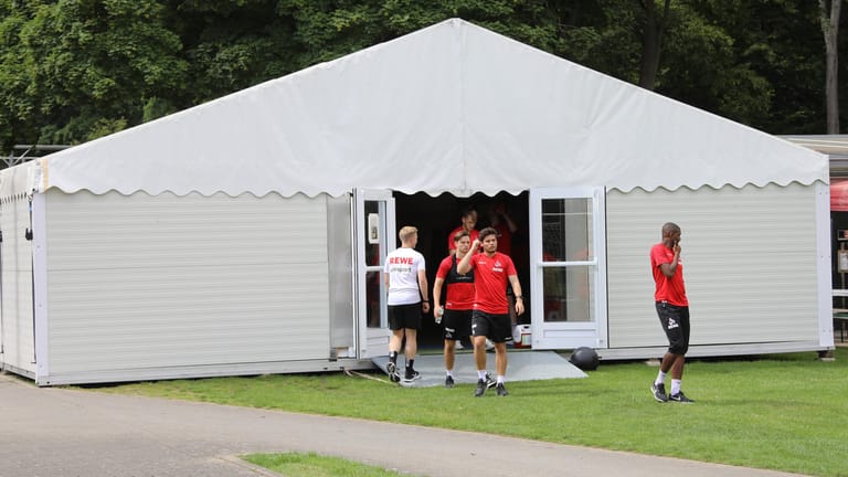Ein weißes Zelt steht auf dem Gelände des Geißbockheims: Aufgrund der Corona-Bestimmungen musste der FC-Nachwuchs zwei Jahre lang in einem Zelt trainieren.