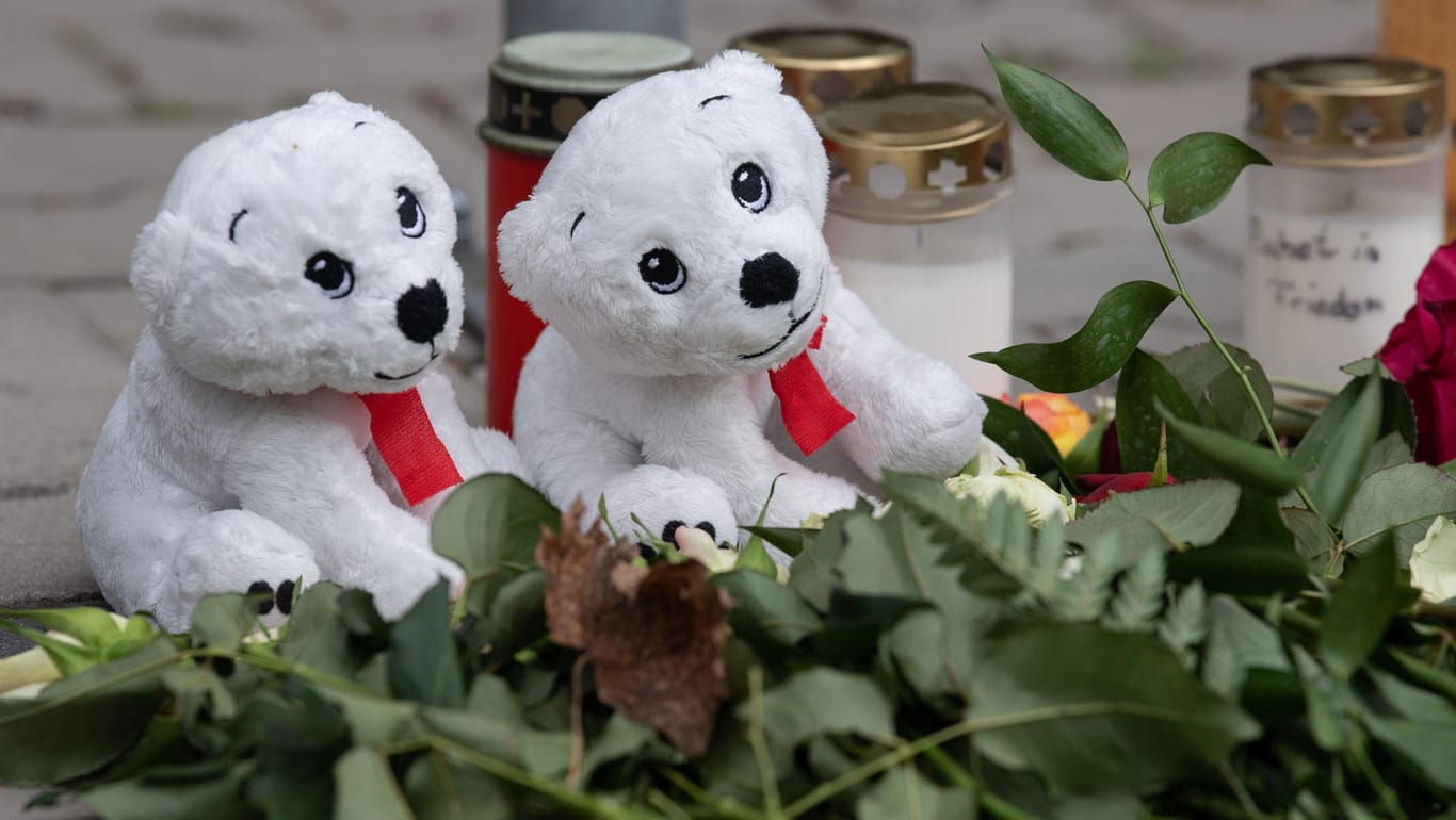 Hanau am Tag nach der Gewalttat: Kerzen, Plüschtiere und Blumen am Tatort.