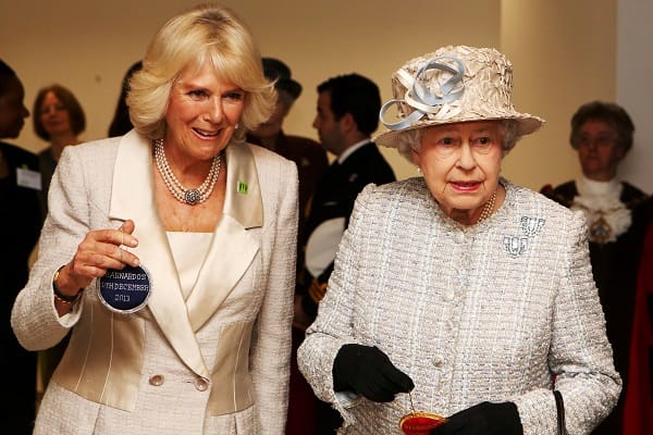 Dezember 2013: Die Queen und die Frau von Prinz Charles besuchen ein Event in London.