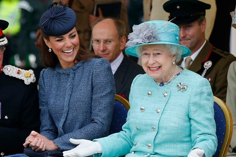 Juni 2012: Während des Diamanten Thronjubiläums sieht man die Queen zusammen mit der Frau ihres Enkels lachen.