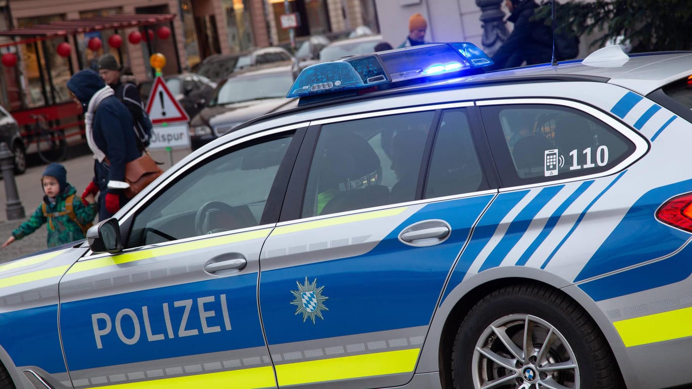 Polizeiauto mit Blaulicht im Einsatz (Symbolfoto): In München kam es am Wochenende wahrscheinlich zu Schüssen.