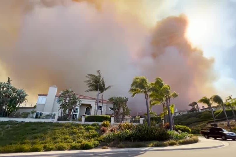 Wohlhabende Nachbarschaft steht in Flammen: Den Waldbränden in Kalifornien machen auch vor Villen kein Halt und verursachen einen Millionenschaden. (Quelle: Reuters)