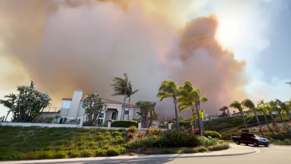 Wohlhabende Nachbarschaft steht in Flammen: Den Waldbränden in Kalifornien machen auch vor Villen kein Halt und verursachen einen Millionenschaden. (Quelle: Reuters)