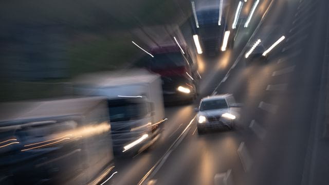 Schnell vorbei: Wer viel rasanter als erlaubt fährt, könnte bald gar nicht mehr fahren dürfen - denn neben Bußgeldern drohen Rasern auch Fahrverbote.