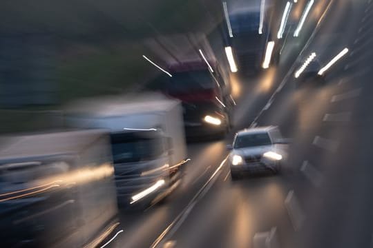 Schnell vorbei: Wer viel rasanter als erlaubt fährt, könnte bald gar nicht mehr fahren dürfen - denn neben Bußgeldern drohen Rasern auch Fahrverbote.