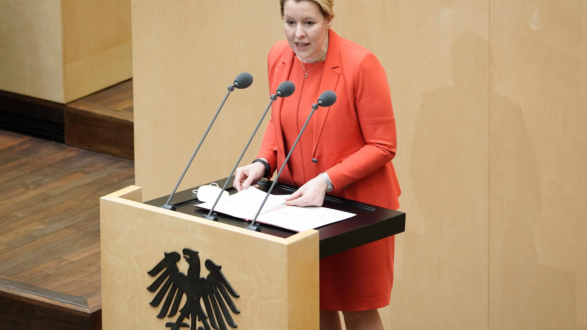 Regierende Bürgermeisterin von Berlin, Franziska Giffey (SPD) ist zu ihrer ersten Auslandsreise gestartet. Regierende Bürgermeisterin von Berlin, Franziska Giffey (SPD) ist zu ihrer ersten Auslandsreise gestartet.
