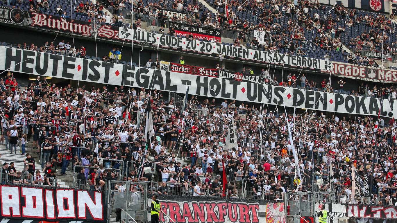 Eintracht-Fans beim letzten Heimspiel der Saison (Archivbild): Die Aussage ist eindeutig.