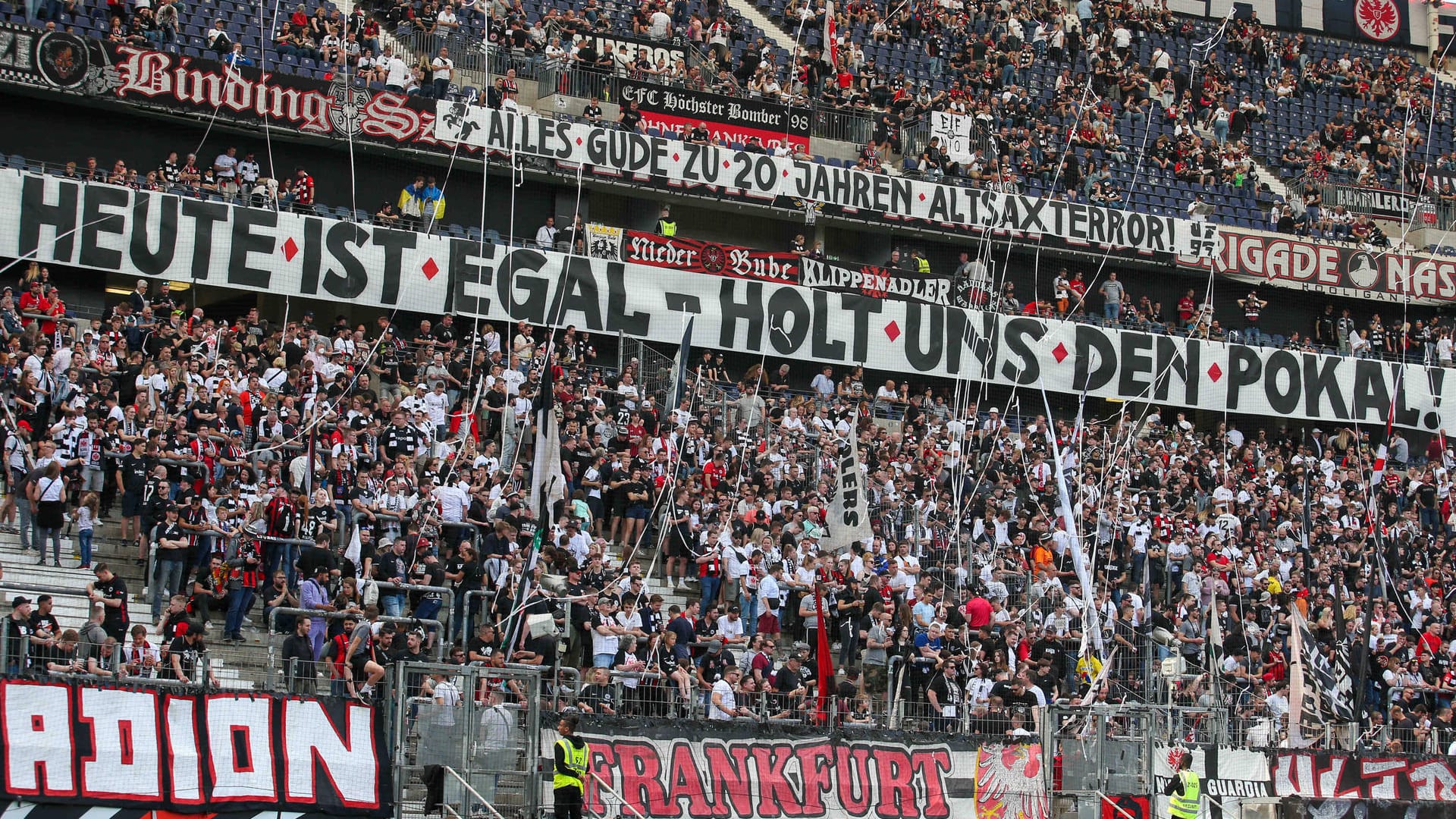 Eintracht-Fans beim letzten Heimspiel der Saison (Archivbild): Die Aussage ist eindeutig. Eintracht-Fans beim letzten Heimspiel der Saison (Archivbild): Die Aussage ist eindeutig.