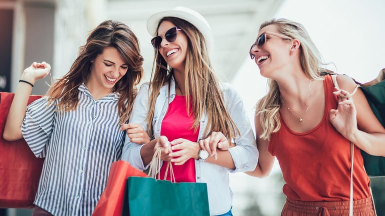 Sommermode im Sale: Entdecken Sie sommerliche Kleider, schicke Röcke und mehr bis zu 70 Prozent reduziert.