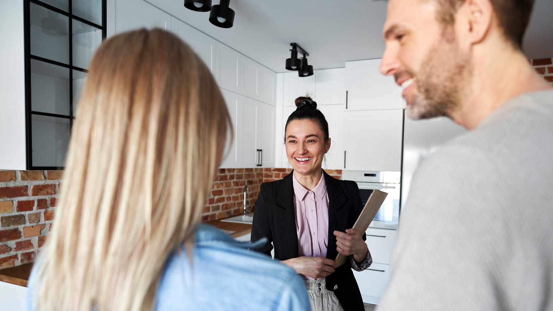 Da der Online-Immobilienwertrechner nicht alle individuellen Faktoren berücksichtigen kann, sollte ein Immobilienmakler von Homeday diese zusätzlich vor Ort begutachten.
