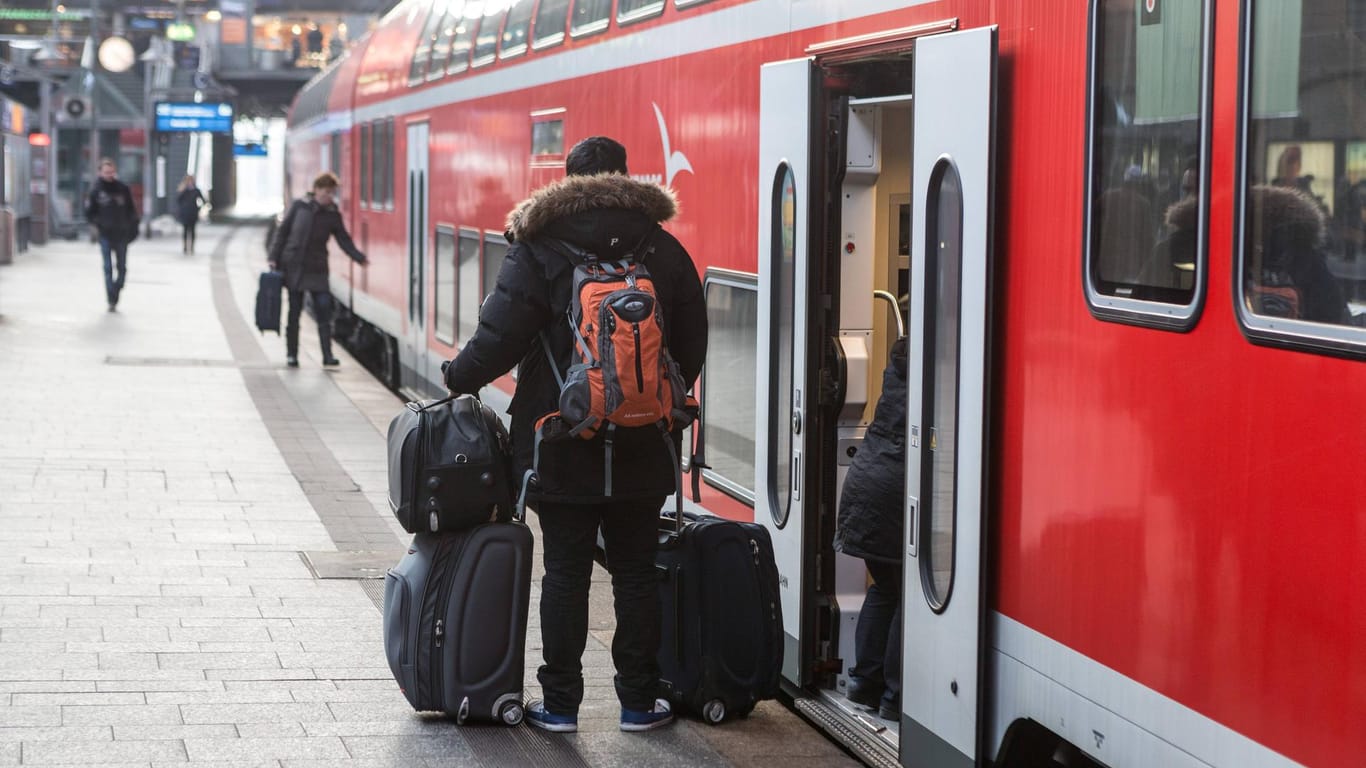 Mann steigt in Regionalzug ein (Symbolbild): Der Vorverkauf für das 9-Euro-Ticket in Hamburg startet bald.