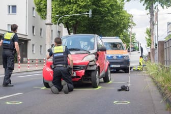 Die Polizei am Unfallort mit dem Unfallauto: In Köln ist eine 43 Jahre alte Fußgängerin gestorben.