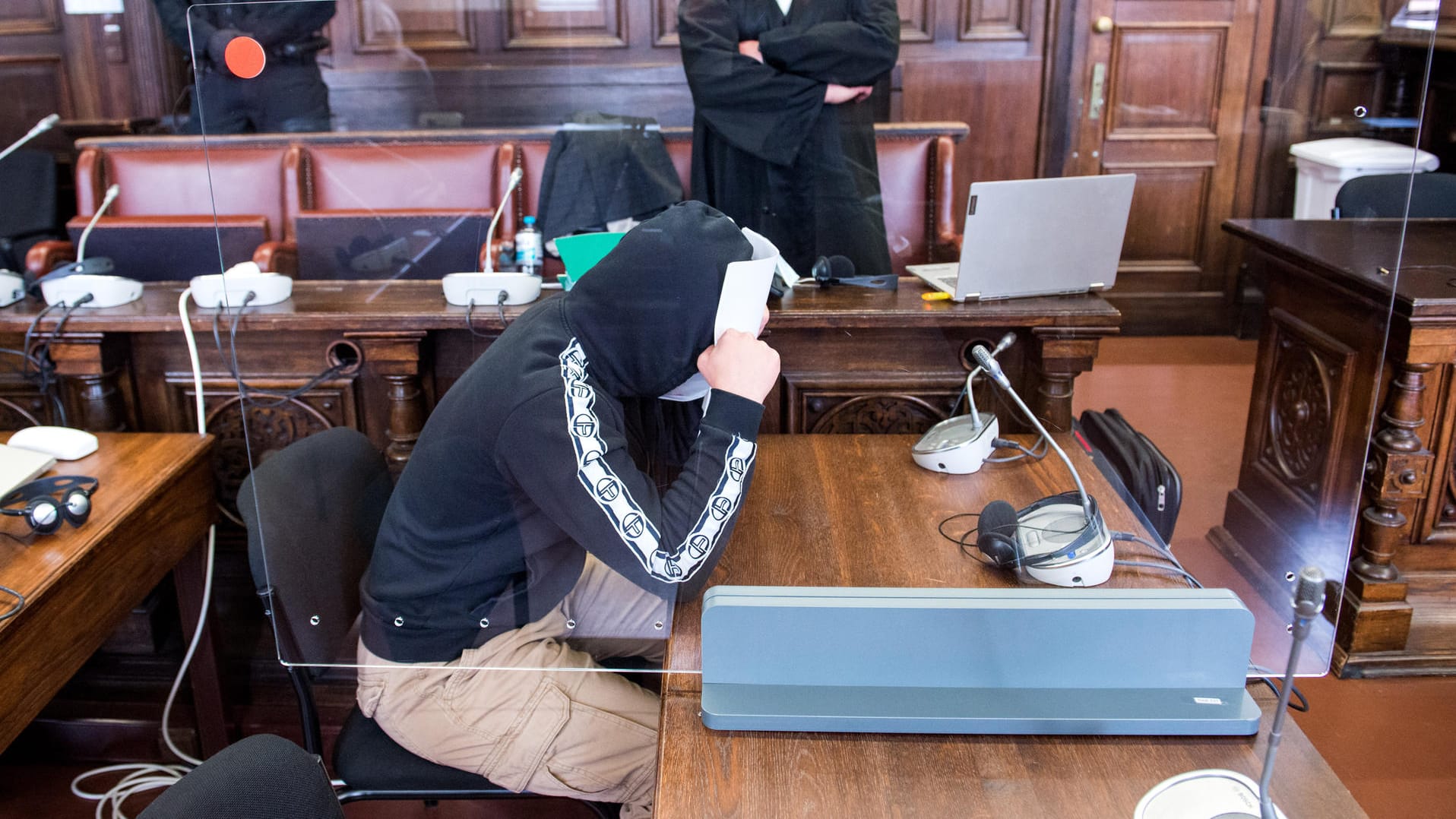 Der Angeklagte im Gerichtssaal: Der Antrag auf Ausschluss der Öffentlichkeit beim Prozess ist abgelehnt worden. Der Angeklagte im Gerichtssaal: Der Antrag auf Ausschluss der Öffentlichkeit beim Prozess ist abgelehnt worden.
