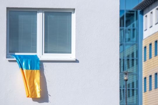 Eine verbilligte oder kostenfreie Überlassung Ihrer Immobilie an ukrainische Geflüchtete? Steuerlich haben Sie dadurch keine Nachteile zu fürchten.