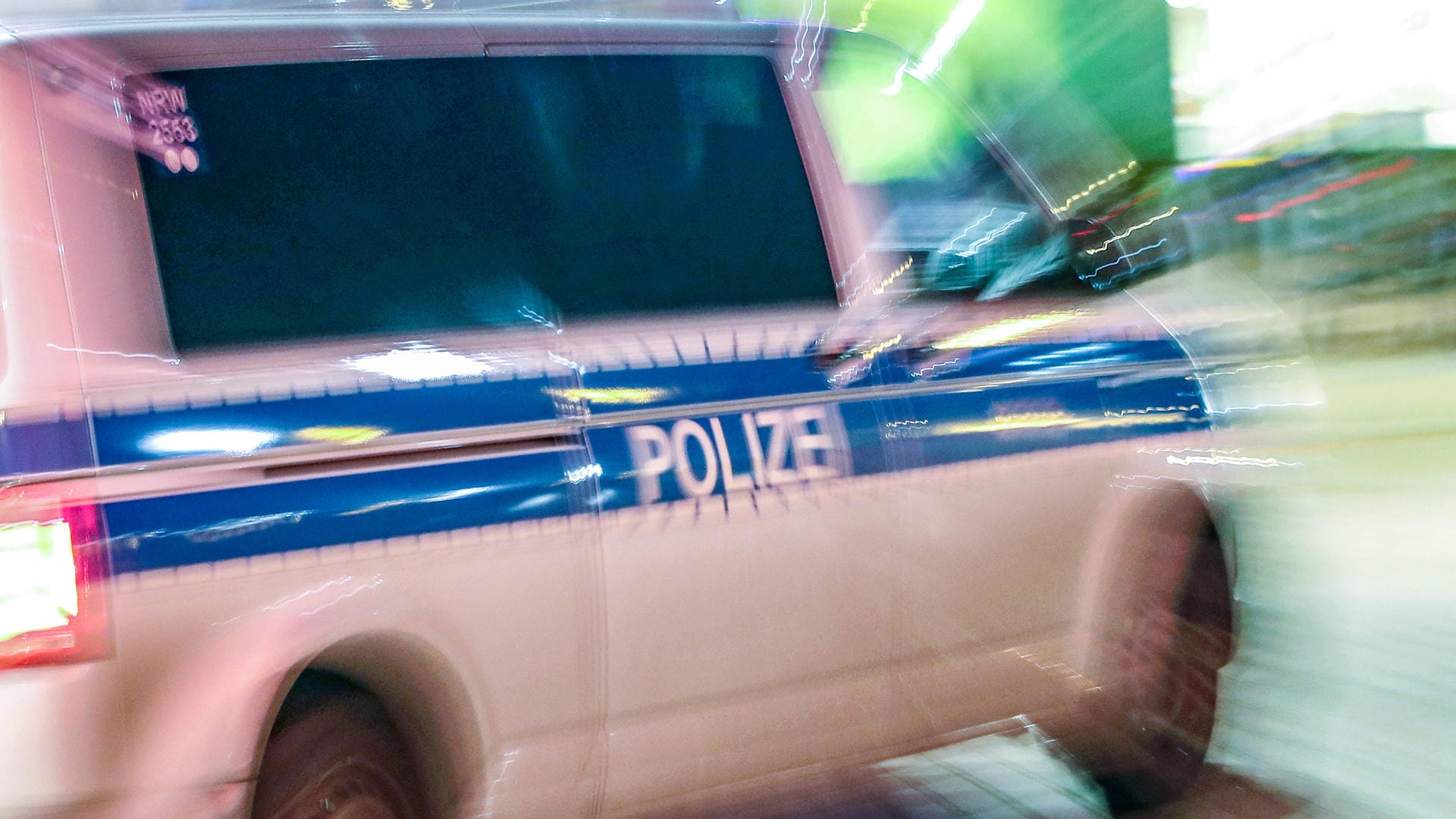 Ein Polizeiauto im Einsatz (Symbolfoto): Neben dem toten Säugling am Rheinufer wurde kürzlich auch ein totes Baby in einer Flüchtlingsunterkunft gefunden. Ein Polizeiauto im Einsatz (Symbolfoto): Neben dem toten Säugling am Rheinufer wurde kürzlich auch ein totes Baby in einer Flüchtlingsunterkunft gefunden.