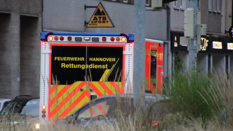 Ein Rettungswagen in Hannover (Symbolbild): Ein Mann starb bei einem Badeunfall.