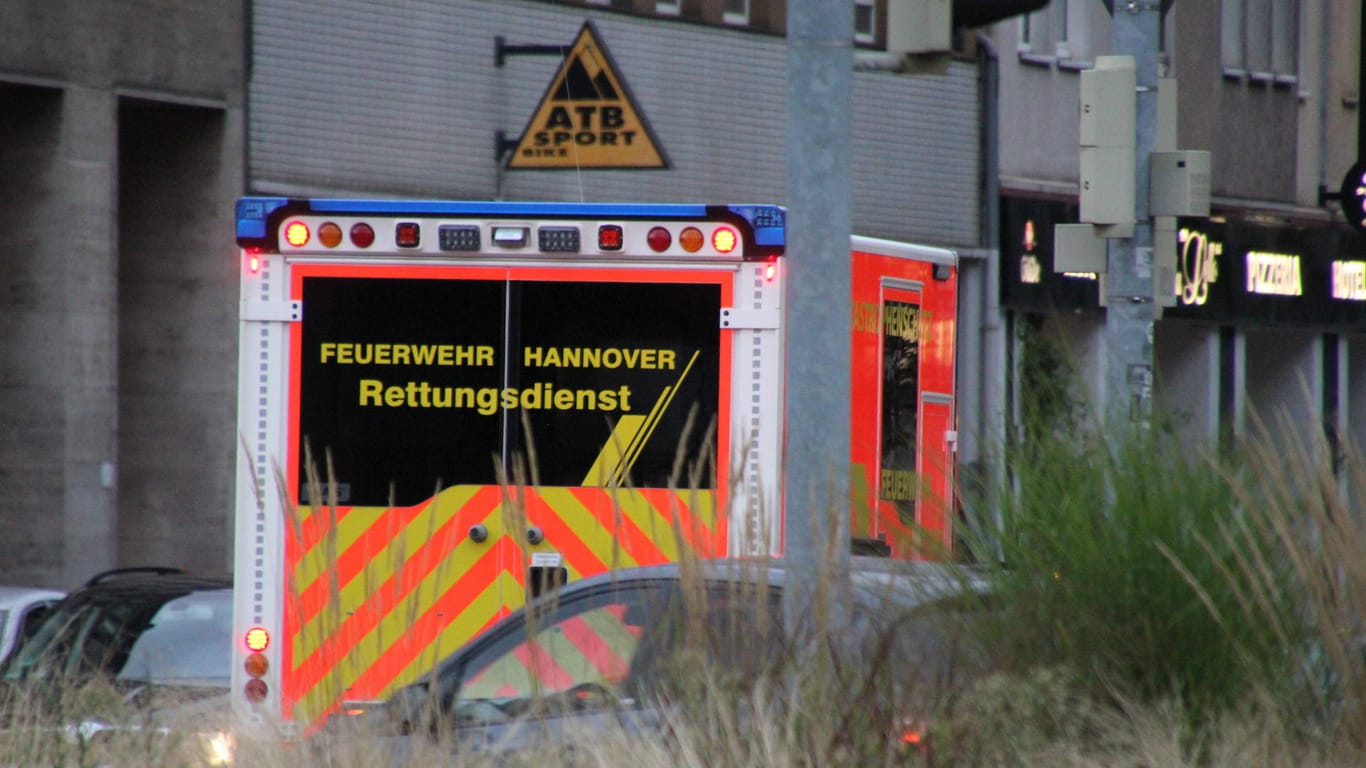 Ein Rettungswagen in Hannover (Symbolbild): Ein Mann starb bei einem Badeunfall.