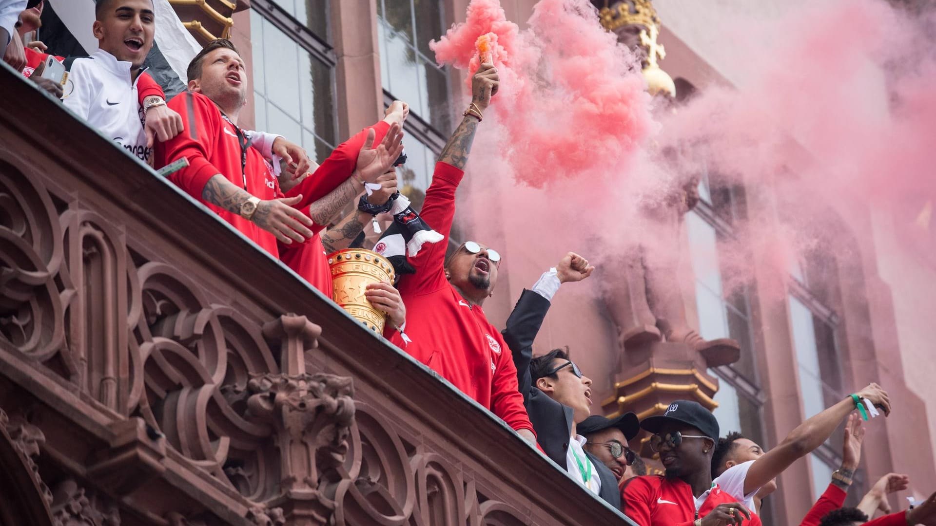 Frankfurter Spieler auf dem Balkon des Roemers nach dem Pokalsieg 2018 (Archivbild): Auch am 19.Mai soll es zu einer Siegesfeier kommen.