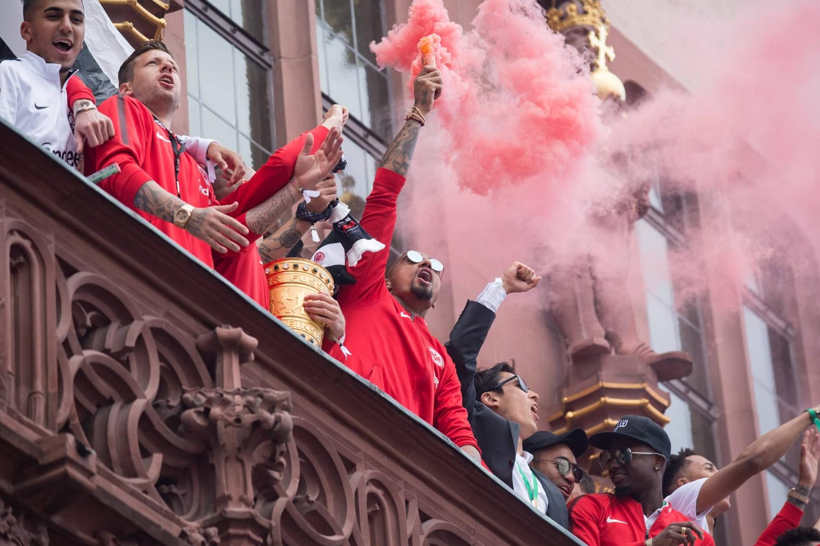 Frankfurter Spieler auf dem Balkon des Roemers nach dem Pokalsieg 2018 (Archivbild): Auch am 19.Mai soll es zu einer Siegesfeier kommen.