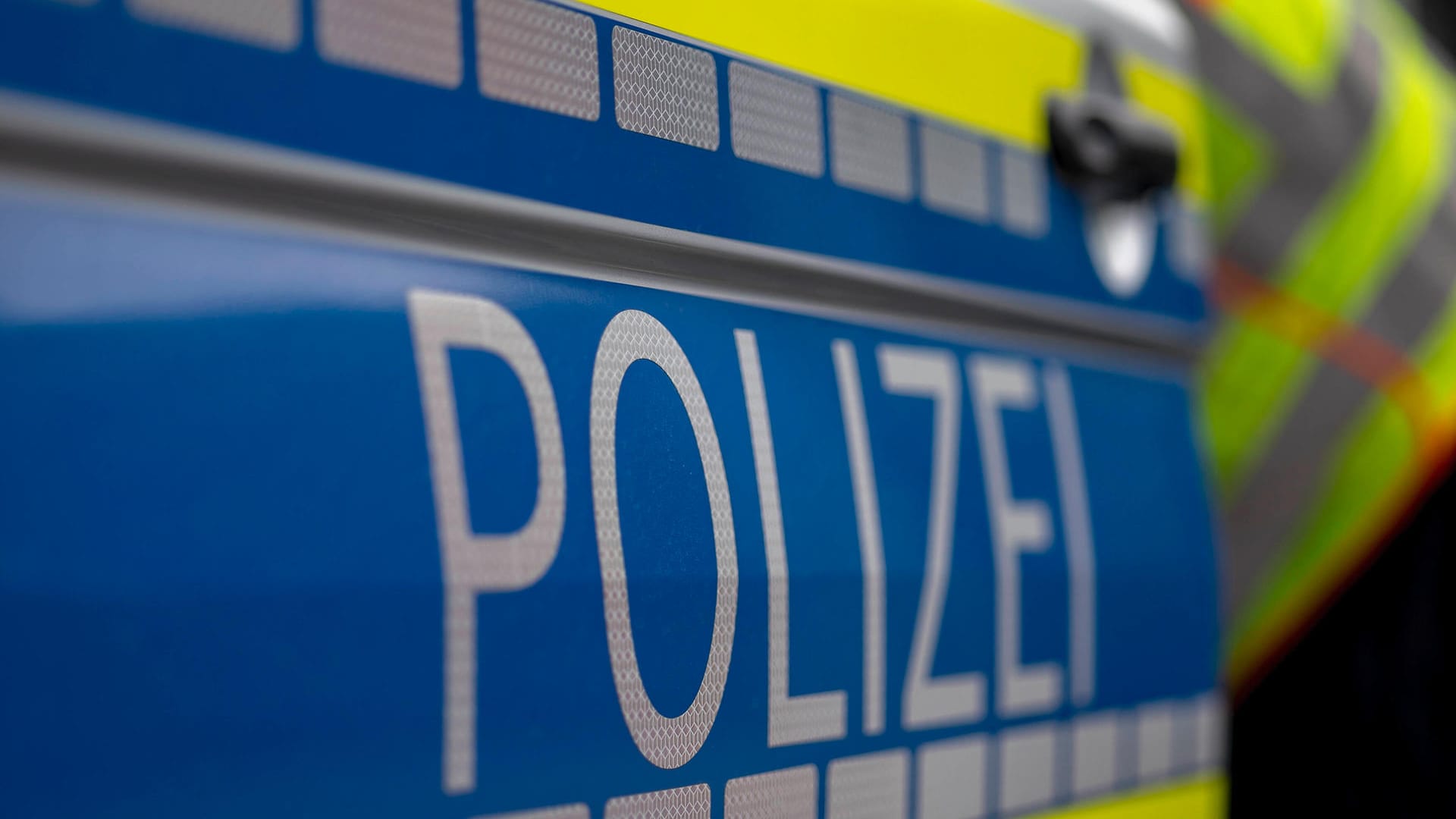 Der Schriftzug auf einem Polizeiauto (Symbolbild): Die Wohnung des Mannes wurde durchsucht. Der Schriftzug auf einem Polizeiauto (Symbolbild): Die Wohnung des Mannes wurde durchsucht.