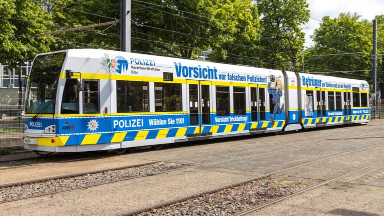 Eine Stadtbahn der KVB: Mit neuer Werbung warnen die Kölner Verkehrs-Betriebe vor falschen Polizisten.