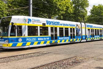Eine Stadtbahn der KVB: Mit neuer Werbung warnen die Kölner Verkehrs-Betriebe vor falschen Polizisten.