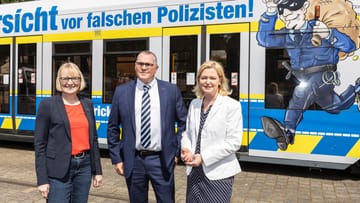 Stefanie Haaks, Klaus-Stephan Becker and Miriam Brauns in front of a KVB train: The train warns of false police officers.