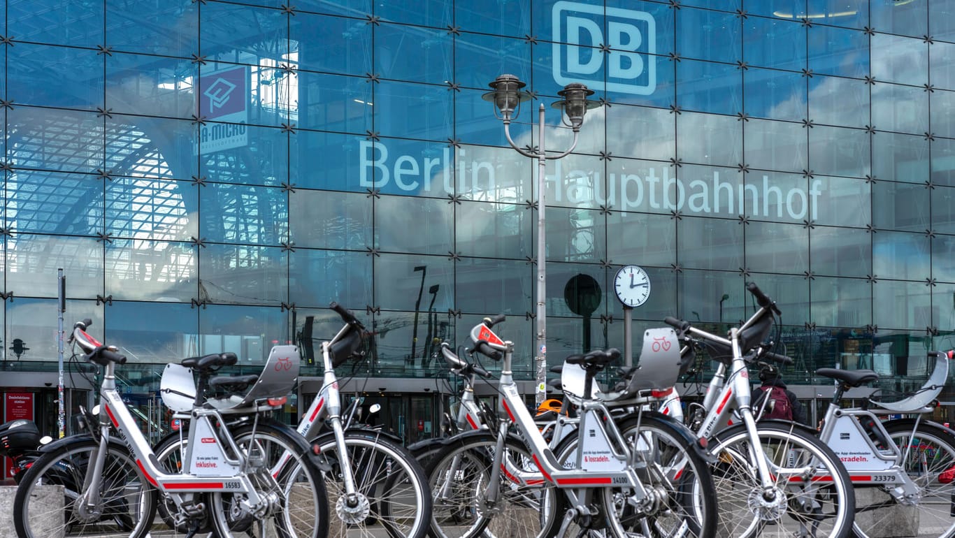 Zahlreiche DB-eigene Leihräder vor dem Berliner Hauptbahnhof (Symbolfoto): Die Bahn moniert den Umgang mit den Rädern in Berlin.