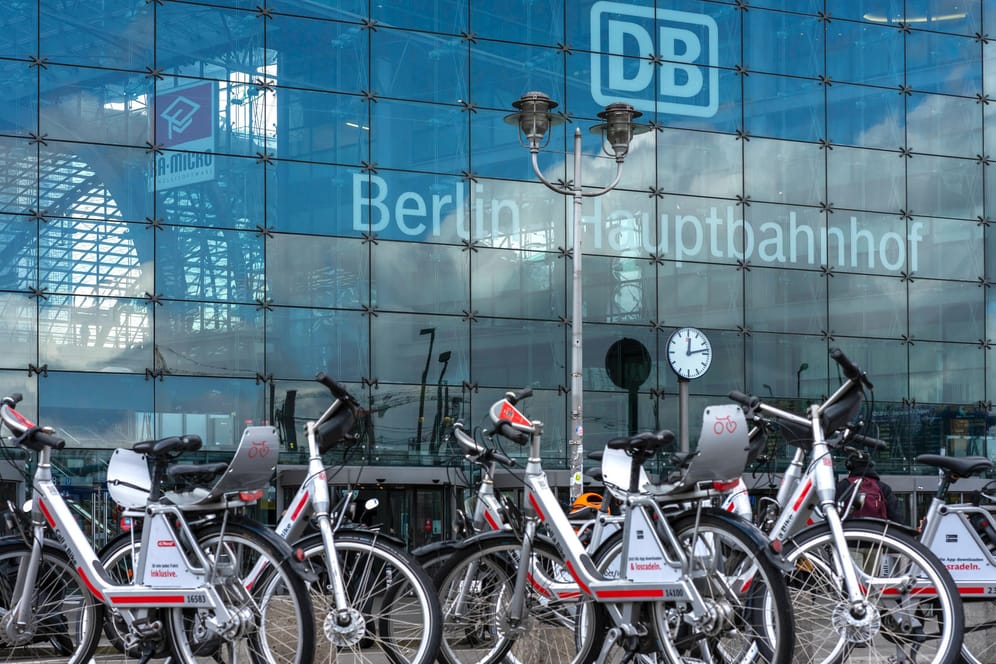 Zahlreiche DB-eigene Leihräder vor dem Berliner Hauptbahnhof (Symbolfoto): Die Bahn moniert den Umgang mit den Rädern in Berlin.