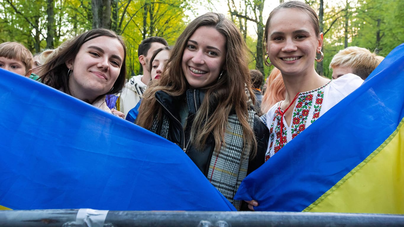 Fans halten die ukrainische Flagge: Der ESC steht in diesem Jahr im Schatten des Ukraine-Krieges.