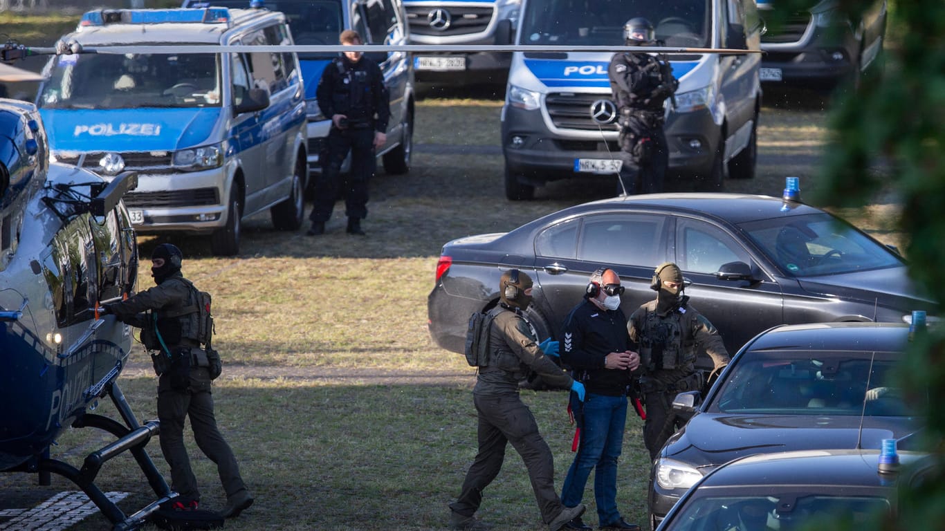 Höchste Sicherheitsvorkehrungen: Der Angeklagte Thomas Drach (2.v.r) kommt mit dem Hubschrauber auf dem Gelände des Justizzentrums Köln an.