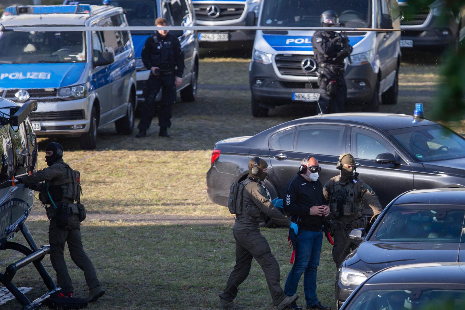 Höchste Sicherheitsvorkehrungen: Der Angeklagte Thomas Drach (2.v.r) kommt mit dem Hubschrauber auf dem Gelände des Justizzentrums Köln an.