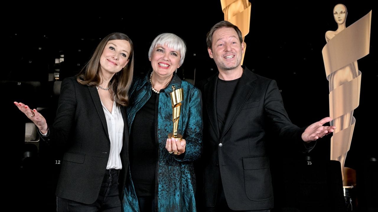 Schauspielerin Alexandra Maria Lara (l-r), Kulturstaatsministerin Claudia Roth und Regisseur Florian Gallenberger bei der Bekanntgabe der Nominierungen.