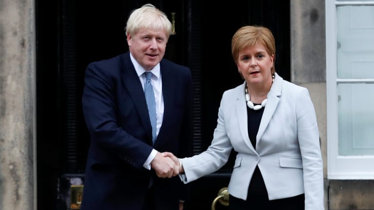 Nicola Sturgeon (r.) und Boris Johnson (l.): Für ein Unabhängigkeitsreferendum würde die schottische Regierungschefin die Zustimmung aus London benötigen.