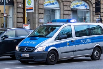 Ein Polizeiwagen fährt durch Stuttgart (Symbolbild): Mit Unterstützung der Polizei hat die Stadt Stuttgart Waffen und Munition bei einem Reichsbürger sichergestellt.