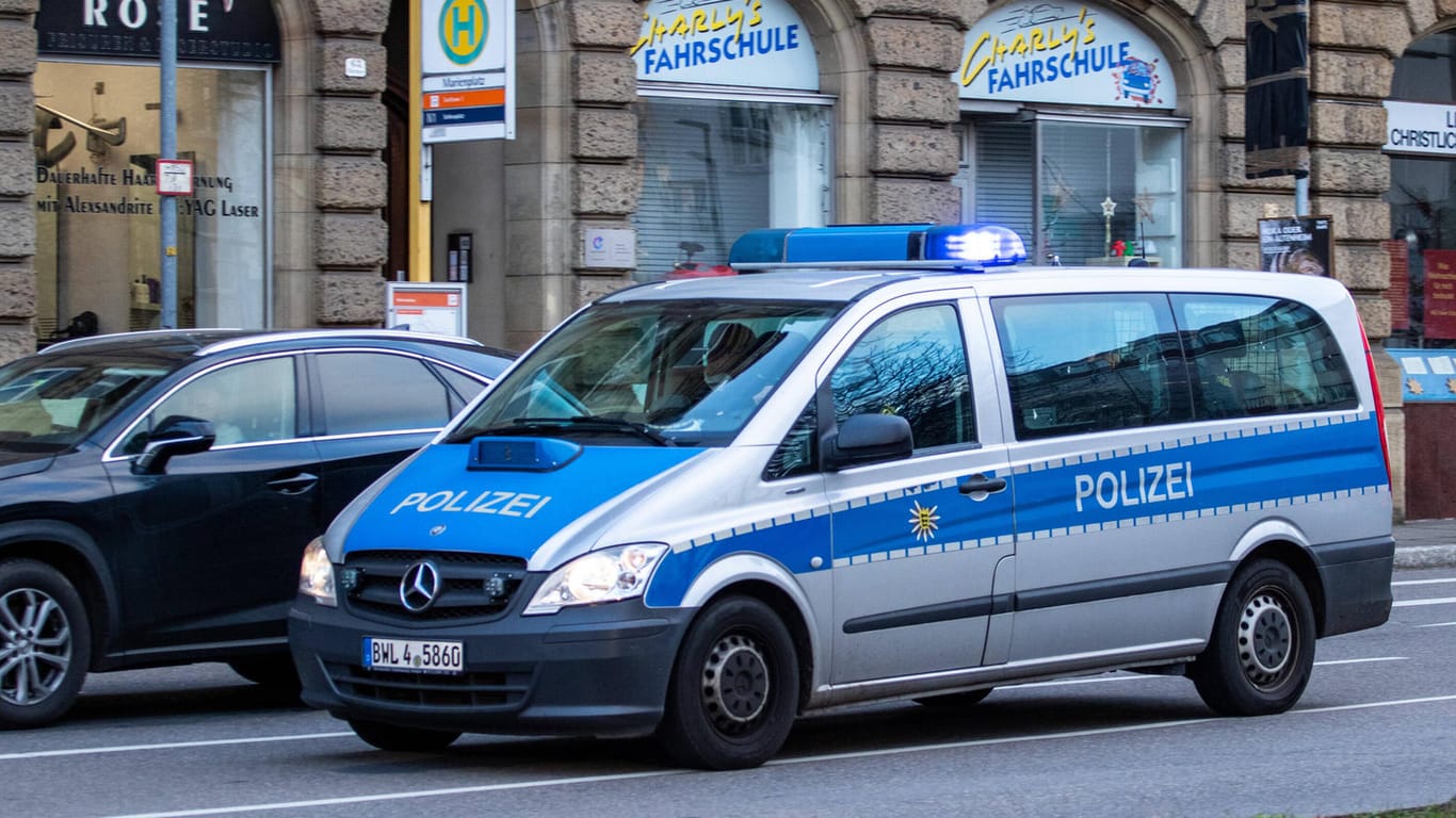 Ein Polizeiwagen fährt durch Stuttgart (Symbolbild): Mit Unterstützung der Polizei hat die Stadt Stuttgart Waffen und Munition bei einem Reichsbürger sichergestellt.