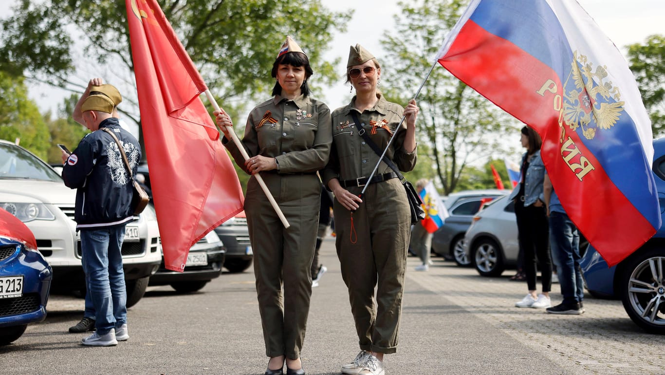 Demonstrantinnen schwenken Russland- und Sowjet-Fahnen: Pro-russische Autokorsos stoßen seit dem Kriegsbeginn auf Kritik.