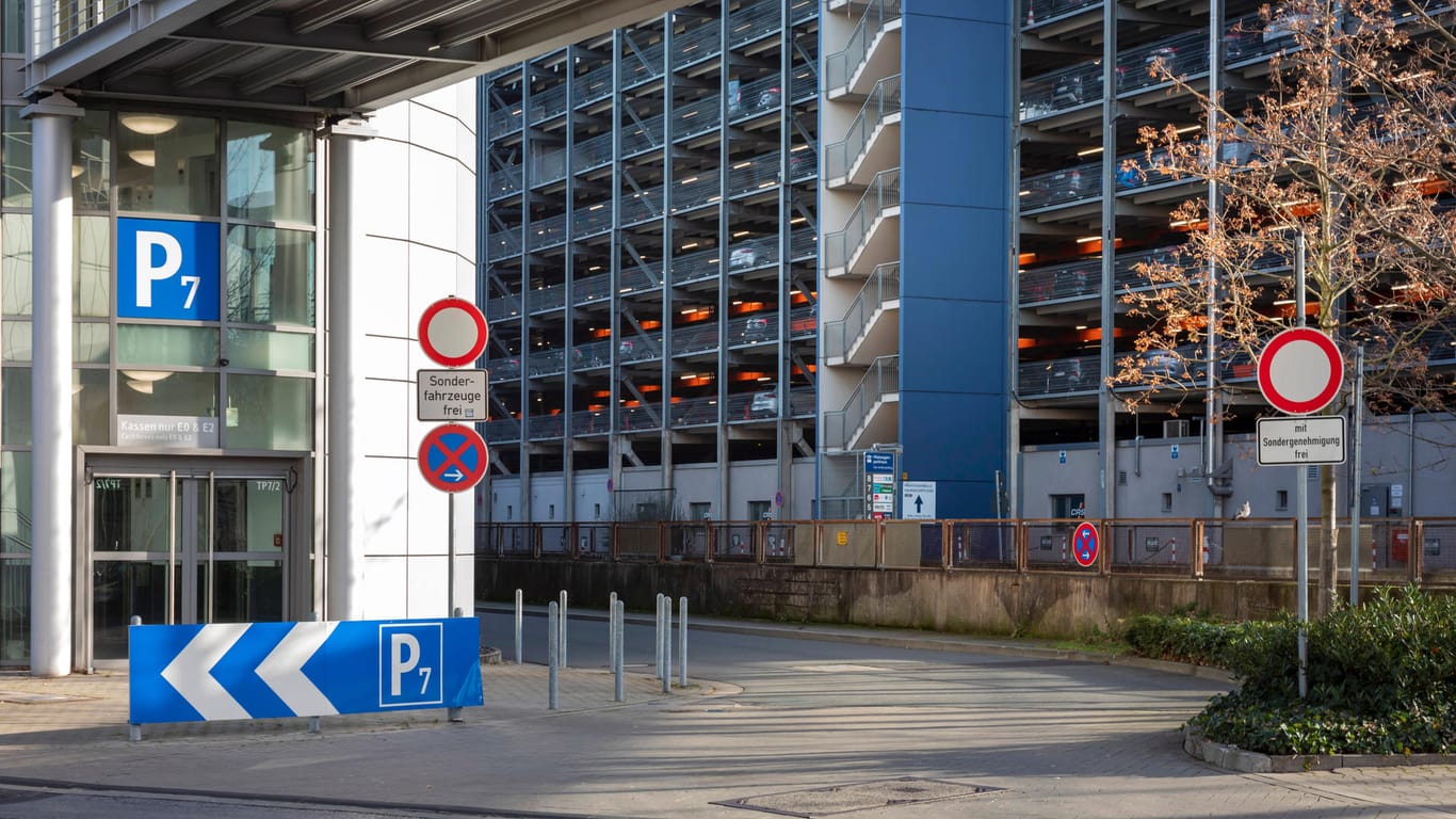 Ein Parkhaus am Düsseldorfer Flughafen (Symbolbild): Wer hat am Parkhaus 1 Beobachtungen gemacht?