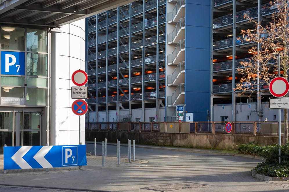 Ein Parkhaus am Düsseldorfer Flughafen (Symbolbild): Wer hat am Parkhaus 1 Beobachtungen gemacht?